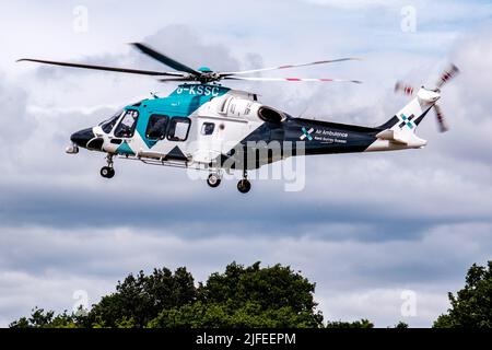 Epsom Surrey, London, 02 2022. Juli, Notfall-Krankenwagen In Der Luft, Der Von Epsom Downs Surrey Abfliegt Stockfoto