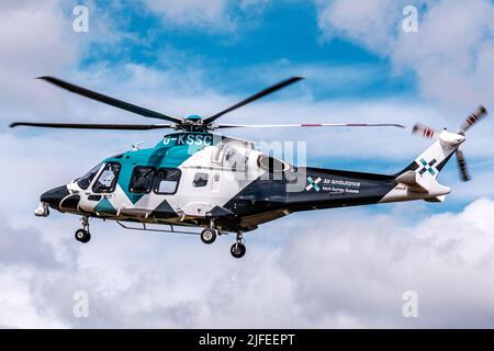 Epsom Surrey, London, 02 2022. Juli, Notfall-Krankenwagen In Der Luft, Der Von Epsom Downs Surrey Abfliegt Stockfoto