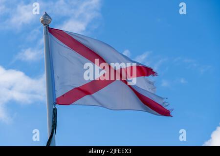 England St. George Rotes Kreuz auf weißem Hintergrund Flagge fliegen in Brise zeigt Fasern und Bewegung Stockfoto