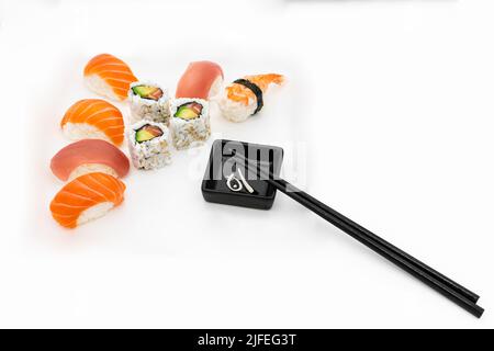 Präsentation von verschiedenen Sushi auf weißem Hintergrund Stockfoto