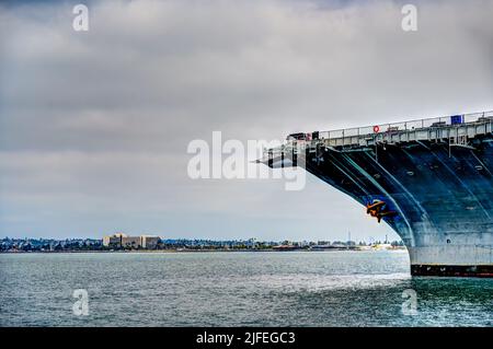San Diego, USA - 5,2022 - Bogen und offenes Meer im USS Midway Museum. Stockfoto