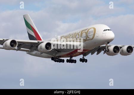 HOUNSLOW, ENGLAND, 27. JUNI: Am Montag, den 27. Juni, landet ein Emirates Airlines Airbus A380 am Flughafen Heathrow. (Kredit: Robert Smith | MI News ) Kredit: MI News & Sport /Alamy Live News Stockfoto