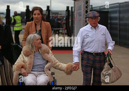 2.. Juli 2022, Silverstone Circuit, Silverstone, Northamptonshire, England: Großer Preis von Großbritannien F1, Qualifikationstag: Sir Jackie Stewart und Frau Helen Stockfoto