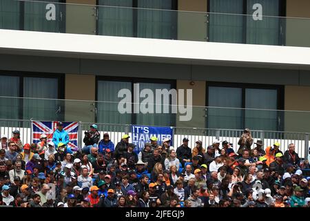 2.. Juli 2022, Silverstone Circuit, Silverstone, Northamptonshire, England: Großer Preis von Großbritannien F1, Qualifikationstag: Fans warten auf Qualifikationsaktion Stockfoto