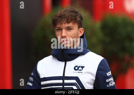 2.. Juli 2022, Silverstone Circuit, Silverstone, Northamptonshire, England: Großer Preis von Großbritannien F1, Qualifikationstag: Scuderia AlphaTauri, Pierre Gasly Stockfoto