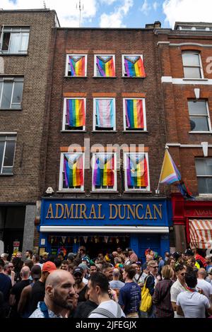 London, Großbritannien. 2. Juli 2022. Massen vor dem Admiral Duncan Pub in der Old Compton Street in Soho während der Pride in London, die nach der Pandemie in die Hauptstadt zurückkehrt. Tausende von Besuchern werden erwartet, die diesjährige Veranstaltung zum 50.. Jubiläum zu besuchen und daran teilzunehmen, die 1972 als Protest begann, um die Aufmerksamkeit der LGBT-Gemeinschaft zu lenken. Die ursprünglichen Organisatoren, die Gay Liberation Front (GLF), haben erklärt, dass Pride in London übermäßig kommerzialisiert und von Unternehmen dominiert wurde. Kredit: Stephen Chung / Alamy Live Nachrichten Stockfoto