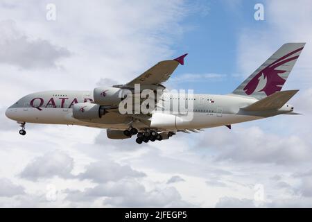 HOUNSLOW, ENGLAND, 27. JUNI: Am Montag, den 27. Juni, landet ein Qatar Airways Airbus A380 am Flughafen Heathrow. (Kredit: Robert Smith | MI News ) Kredit: MI News & Sport /Alamy Live News Stockfoto