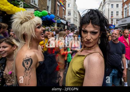 London, Großbritannien. 2. Juli 2022. Kostümierte Nachtschwärmer in der Old Compton Street in Soho während der Pride in London, die nach der Pandemie in die Hauptstadt zurückkehrt. Tausende von Besuchern werden erwartet, die diesjährige Veranstaltung zum 50.. Jubiläum zu besuchen und daran teilzunehmen, die 1972 als Protest begann, um die Aufmerksamkeit der LGBT-Gemeinschaft zu lenken. Die ursprünglichen Organisatoren, die Gay Liberation Front (GLF), haben erklärt, dass Pride in London übermäßig kommerzialisiert und von Unternehmen dominiert wurde. Kredit: Stephen Chung / Alamy Live Nachrichten Stockfoto