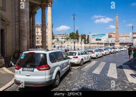 Rom, Italien. 29. Juni 2022: Reihe weißer Taxis im historischen Zentrum von Rom in Italien. Zahlreiche Verkehrsmittel stehen an der Piazza del Popolo an. Obel Stockfoto