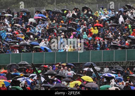 Silverstone, Großbritannien. 02.. Juli 2022. Circuit Atmosphäre - Fans in der Tribüne. Großer Preis von Großbritannien, Samstag, 2.. Juli 2022. Silverstone, England. Quelle: James Moy/Alamy Live News Stockfoto