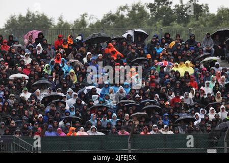 Silverstone, Großbritannien. 02.. Juli 2022. Circuit Atmosphäre - Fans in der Tribüne. Großer Preis von Großbritannien, Samstag, 2.. Juli 2022. Silverstone, England. Quelle: James Moy/Alamy Live News Stockfoto