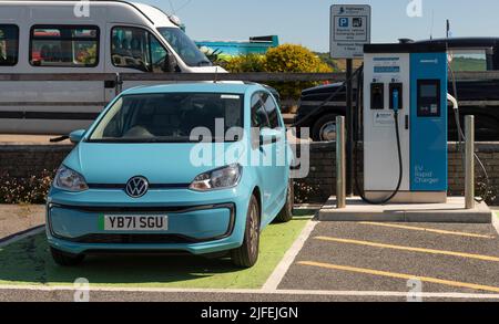 Penzance, Cornwall, England, Großbritannien. 2022. Kfz-Ladestation für Elektroautos auf einem Parkplatz in Penzance. VEREINIGTES KÖNIGREICH Stockfoto