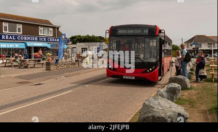 Lizard Village, Lizard Peninsula, Cornwall, England, Großbritannien. 2022. Touristen, die in einem lokalen Einzeldeckerbus im Zentrum des Dorfes Lizard einsteigen. Stockfoto