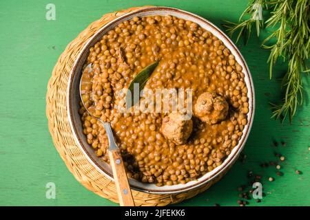 Gefälscht Suppe. Linsensuppe mit Tomatensauce, Knoblauch und Lorbeerblatt. Griechisches Essen. Stockfoto