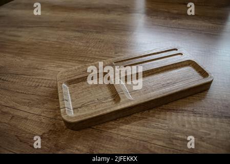 Holzfeder und Schreibwarenhalter auf Holztisch. Luxuriöser Stift- und Schreibwarenhalter auf Holzschreibtisch. Stockfoto