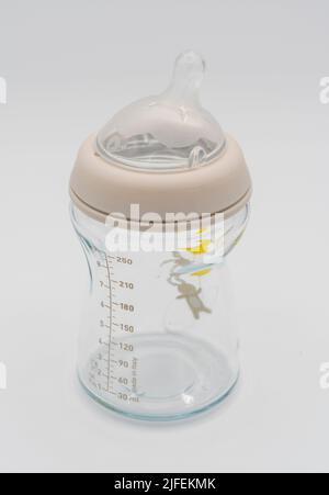 Babyflasche abgeschnitten isoliert auf weißem Hintergrund Stockfoto