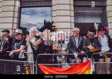 London, England, Großbritannien. 2.. Juli 2022. Zuschauer beobachten die London Pride 2022 Parade in Piccadilly. (Bild: © Vuk Valcic/ZUMA Press Wire) Stockfoto