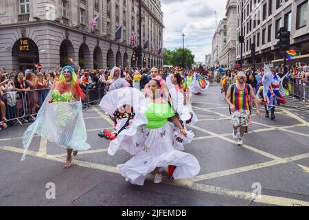 London, England, Großbritannien. 2.. Juli 2022. Die Teilnehmer der London Pride 2022 Parade passieren Piccadilly. (Bild: © Vuk Valcic/ZUMA Press Wire) Stockfoto