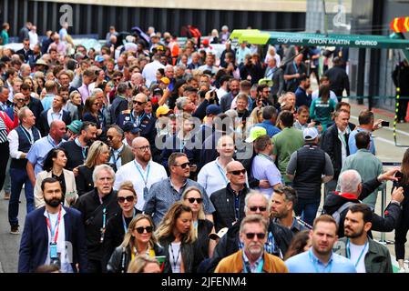 Silverstone, Großbritannien. 02.. Juli 2022. Circuit Atmosphäre - Fans in den Boxen. Großer Preis von Großbritannien, Samstag, 2.. Juli 2022. Silverstone, England. Quelle: James Moy/Alamy Live News Stockfoto