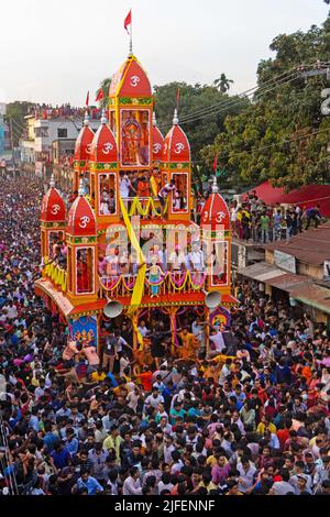 Dhaka, Bangladesch. 2.. Juli 2022. Hinduistische Anhänger besuchen das jährliche Fest Ratha Yatra (Wagenfest) im Zusammenhang mit Lord Jagannath per Hindu Mythology. Das Festival beinhaltet einen öffentlichen Umzug mit einem Wagen mit den Gottheiten Jagannath (Vishnu Avatar), Balabhadra (sein Bruder), Subhadra (seine Schwester) und Sudarshana Chakra (seine Waffe) auf einem ratha, einem hölzernen deula-förmigen Wagen. Der Feiertag zieht jedes Jahr über eine Million Hindu-Pilger an, die an der Prozession teilnehmen. (Bild: © Joy Saha/ZUMA Press Wire) Stockfoto