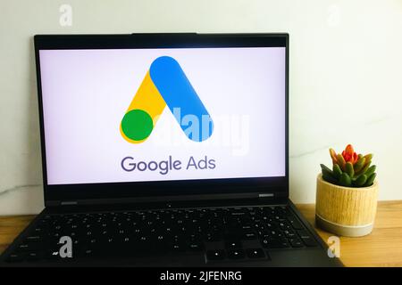 KONSKIE, POLEN - 02. Juli 2022: Google Ads App-Logo wird auf dem Laptop-Bildschirm angezeigt Stockfoto