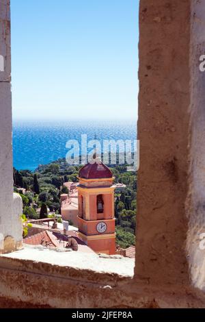 Blick auf die Kirche aus dem Fenster der Festung des alten Schlosses in Roquebrune-Cap-Martin, Frankreich an der Mittelmeerküste bei Monaco. Jour Stockfoto