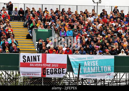 Silverstone, Großbritannien. 02.. Juli 2022. Circuit Atmosphäre - Fans in der Tribüne. Großer Preis von Großbritannien, Samstag, 2.. Juli 2022. Silverstone, England. Quelle: James Moy/Alamy Live News Stockfoto