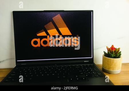 KONSKIE, POLEN - 02. Juli 2022: Das Logo der Marke adidas wird auf dem Bildschirm des Laptops angezeigt Stockfoto