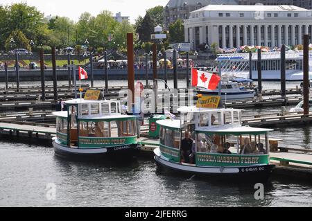 Victoria, Kanada - 19. Juni 2011: Wassertaxi-Boote im Stadthafen. Stockfoto