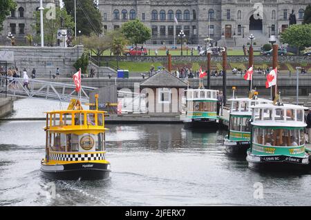 Victoria, Kanada - 19. Juni 2011: Wassertaxi-Boote im Stadthafen. Stockfoto