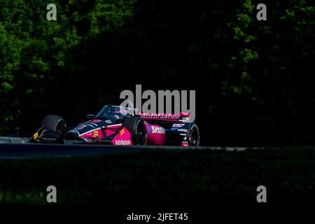 Lexington, OH, USA. 2.. Juli 2022. HELIO CASTRONEVES (06) aus Sao Paulo, Brasilien, durchläuft die Kurven während eines Trainings für den Honda Indy 200 auf dem Mid Ohio Sports Car Course in Lexington OH. (Bild: © Walter G. Arce Sr./ZUMA Press Wire) Stockfoto