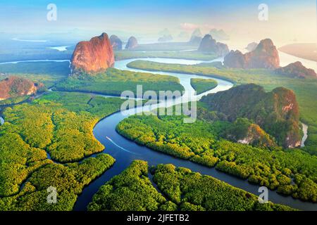 Luftaufnahme der Phang Nga Bucht mit Bergen bei Sonnenaufgang Stockfoto