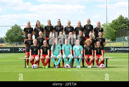 (Obere Reihe L-R) Peli Delacauw , Amber Tysiak , Marie Minnaert , Tine De Caigny , Ella Van Kerkhoven , Sari Kees , Justine Vanhaevermaet , Julie Biesmans , (mittlere Reihe L-R) Jody Vangheluwe , Sarah Wijnants , Laura Deloose , Tessa Wullaert , Janice Cayman , Laura De Neve , Elena Dhont , Hannah Eurlings , (erste Reihe L-R) Charlotte Tison , Davinia Vanmechelen , Diede Lemey , Nicky Evrard , Lisa Lichtfus , Kassandra Missipo , Davina Philtjens im Bild posiert für ein Teambild nach einer Pressekonferenz der belgischen Nationalmannschaft der Frauen, der Roten Flammen, am Samstag, 02. Juli 2022 in Tubize. T Stockfoto