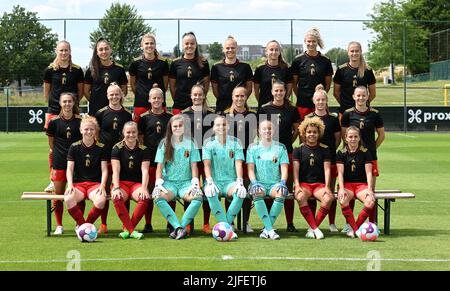 (Obere Reihe L-R) Peli Delacauw , Amber Tysiak , Marie Minnaert , Tine De Caigny , Ella Van Kerkhoven , Sari Kees , Justine Vanhaevermaet , Julie Biesmans , (mittlere Reihe L-R) Jody Vangheluwe , Sarah Wijnants , Laura Deloose , Tessa Wullaert , Janice Cayman , Laura De Neve , Elena Dhont , Hannah Eurlings , (erste Reihe L-R) Charlotte Tison , Davinia Vanmechelen , Diede Lemey , Nicky Evrard , Lisa Lichtfus , Kassandra Missipo , Davina Philtjens im Bild posiert für ein Teambild nach einer Pressekonferenz der belgischen Nationalmannschaft der Frauen, der Roten Flammen, am Samstag, 02. Juli 2022 in Tubize. T Stockfoto