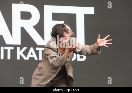 Emily Benjamin spielt Sally Bowles aus dem Musical Cabaret bei West End Live 2022. Derzeit im Kit Kat Club in London, Großbritannien Stockfoto