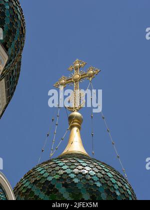 NIZZA, FRANKREICH - 29. MAI 2018: Vergoldetes Kreuz auf der Hauptkuppel der russisch-orthodoxen St.-Nikolaus-Kathedrale Stockfoto