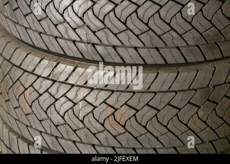 Reifenstapel in einer Werkstatt. Stockfoto