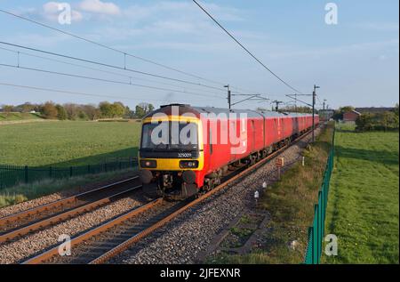 DB Cargo betreibt Royal Mail-Postzüge der Klasse 325, die in Brock an der Hauptlinie der Westküste in Lancashire die Landschaft durchquern Stockfoto