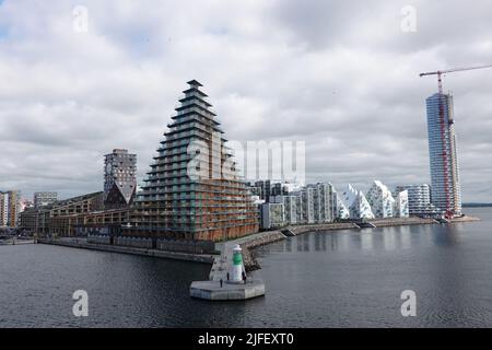 Aarhus, Dänemark. 10.. Juni 2022. Häuser im neuen Stadtteil Aarhus Ø: Terrassenhaus (Mitte nach rechts, Z-Huset, Isbjerget (Eisberg), Leuchtturm-Projekt Quelle: Kathrin Deckart/dpa/Alamy Live News Stockfoto