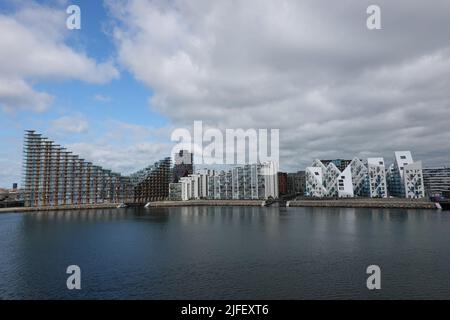 Aarhus, Dänemark. 10.. Juni 2022. Häuser im neuen Stadtteil Aarhus Ø: Terrassenhaus (l-r), Z-Huset, Isbjerget (Iceberg). Quelle: Kathrin Deckart/dpa/Alamy Live News Stockfoto