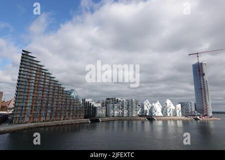 Aarhus, Dänemark. 10.. Juni 2022. Häuser im neuen Stadtteil Aarhus Ø: Terrassenhaus (l-r), Z-Huset, Isbjerget (Iceberg). Quelle: Kathrin Deckart/dpa/Alamy Live News Stockfoto