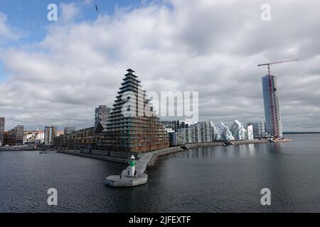 Aarhus, Dänemark. 10.. Juni 2022. Häuser im neuen Stadtteil Aarhus Ø: Terrassenhaus (Mitte nach rechts), Z-Huset, Isbjerget (Iceberg), Leuchtturmprojekt Quelle: Kathrin Deckart/dpa/Alamy Live News Stockfoto