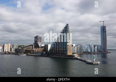 Aarhus, Dänemark. 10.. Juni 2022. Häuser im neuen Stadtteil Aarhus Ø: Terrassenhaus (Mitte nach rechts), Z-Huset, Isbjerget (Iceberg), Leuchtturmprojekt. Quelle: Kathrin Deckart/dpa/Alamy Live News Stockfoto