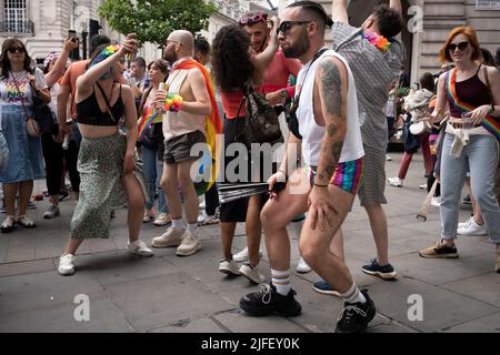 Mitglieder der LGBTQ+-Gemeinschaft treffen sich am 2.. Juli 2022 in den Straßen von Soho während der Gay Pride-Feierlichkeiten 50. in London, England. Londons erster Stolz wurde 1972 von der Gay Liberation Front (GLF) organisiert. Stockfoto