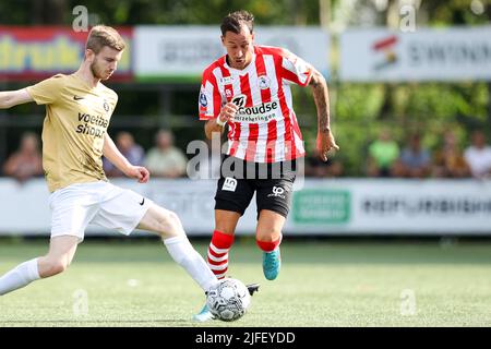 GOUDA, NIEDERLANDE - 2. JULI: Tim Houdijk von Gouds Sterreteam, Mario Engels von Sparta Rotterdam während des Vorsaison-Freundschaftsspiels zwischen Gouds Sterrenteam und Sparta Rotterdam bei Jodan Boys am 2. Juli 2022 in Gouda, Niederlande (Foto: Hans van der Valk/Orange PicBilder) Stockfoto