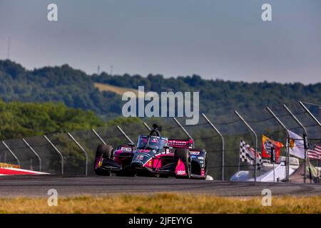 Lexington, OH, USA. 2.. Juli 2022. HELIO CASTRONEVES (06) aus Sao Paulo, Brasilien, fährt während eines Trainings für den Honda Indy 200 auf dem Mid Ohio Sports Car Course in Lexington OH durch die Kurven. (Bild: © Walter G. Arce Sr./ZUMA Press Wire) Stockfoto