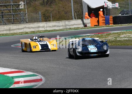 Scarperia, 3. April 2022: Lola T70 Mk III Jahr 1969 während der Mugello Classic 2022 auf dem Kurs Mugello in Italien im Einsatz. Stockfoto