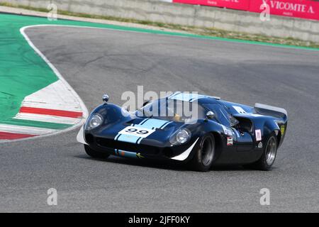 Scarperia, 3. April 2022: Lola T70 Mk III Jahr 1969 während der Mugello Classic 2022 auf dem Kurs Mugello in Italien im Einsatz. Stockfoto