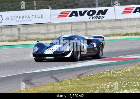 Scarperia, 3. April 2022: Lola T70 Mk III Jahr 1969 während der Mugello Classic 2022 auf dem Kurs Mugello in Italien im Einsatz. Stockfoto