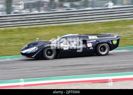 Scarperia, 3. April 2022: Lola T70 Mk III Jahr 1969 während der Mugello Classic 2022 auf dem Kurs Mugello in Italien im Einsatz. Stockfoto